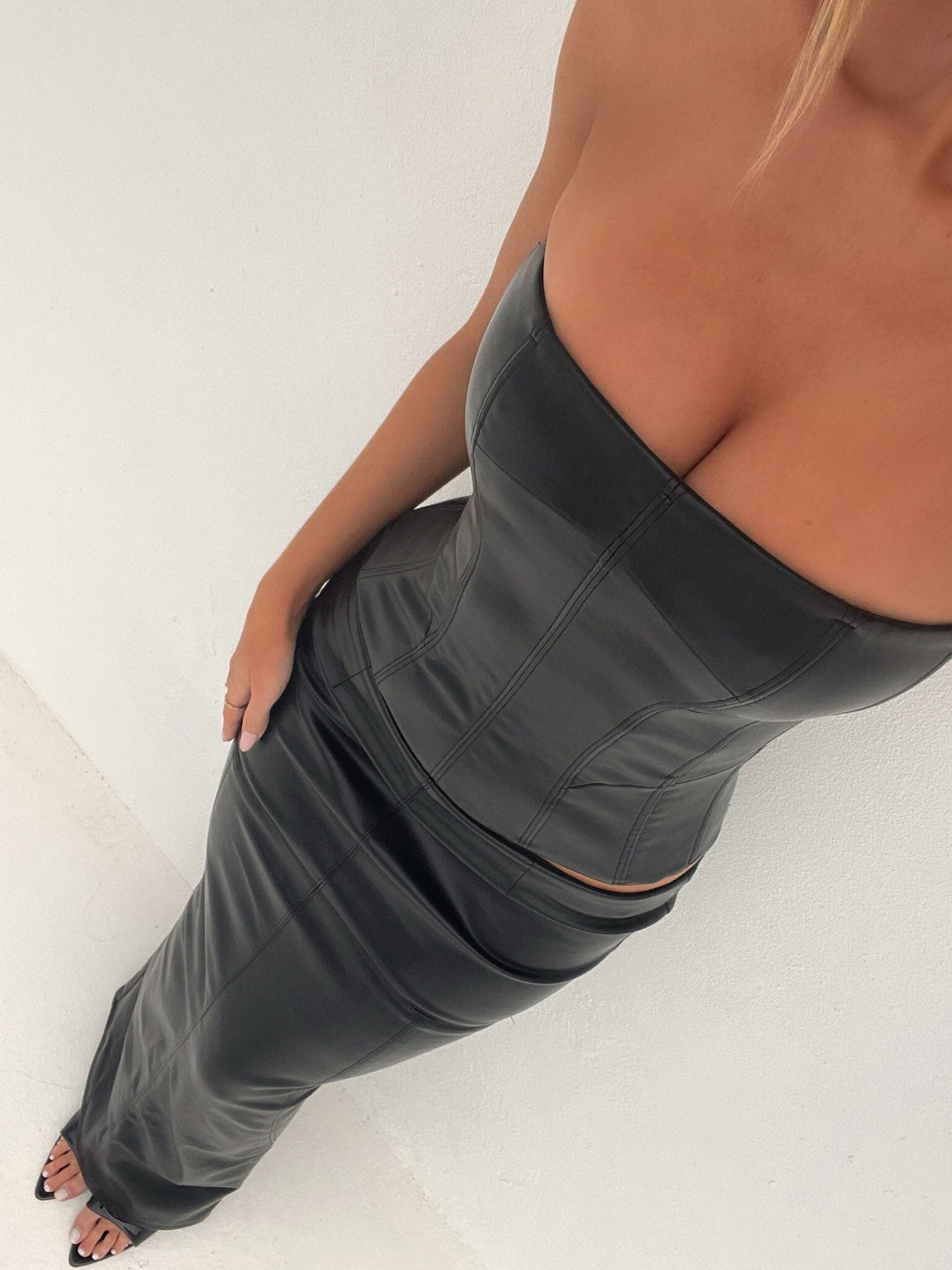 SOLAPUCORSETTOP_MAXISKIRTBLACK4_110f3d90-2e42-44eb-9cb2-2c265f859981_1350x1800-10