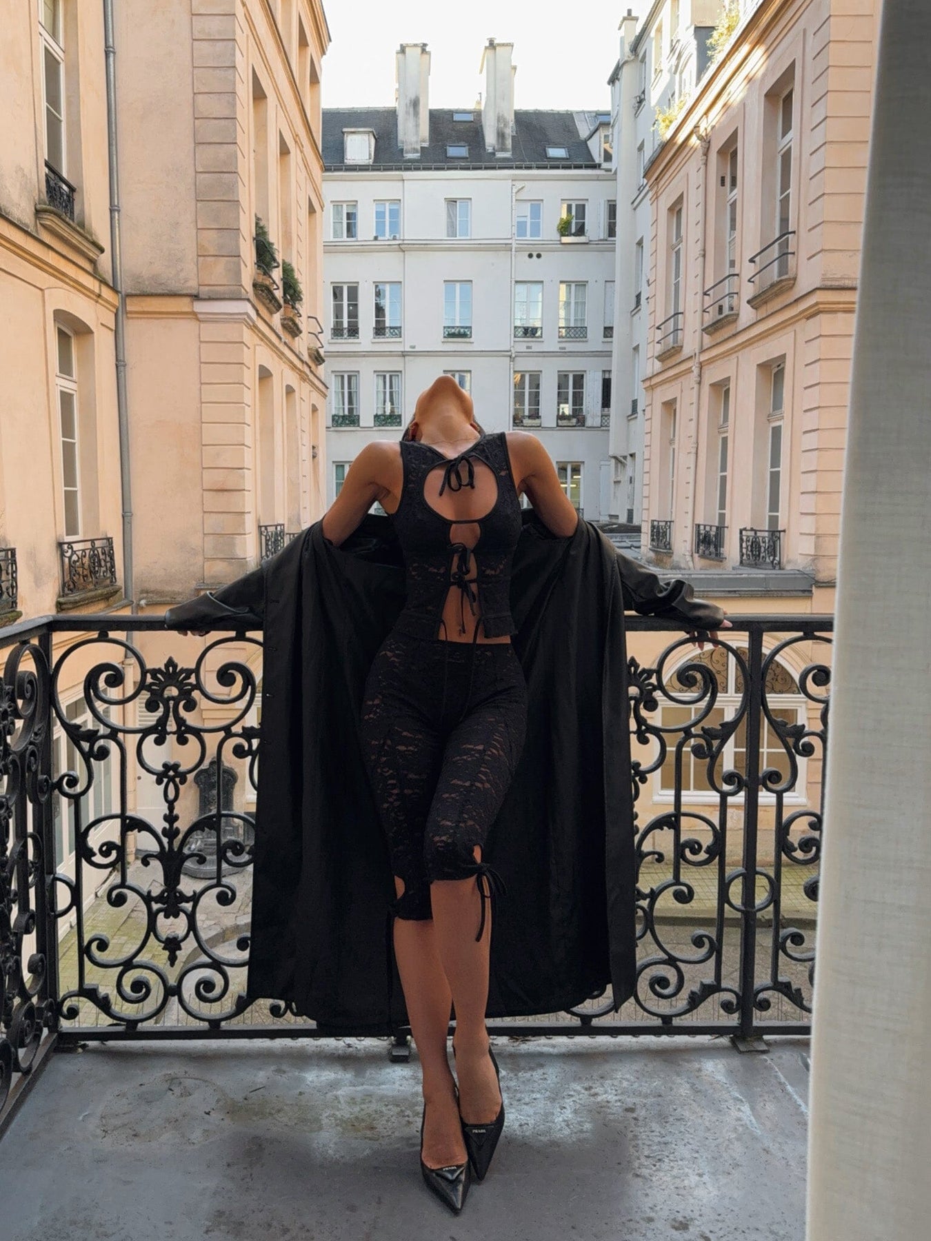 TAYLAHTOP_CAPRIPANTBLACK3_e4174537-f254-413f-af0e-378e68bee6e3_1350x1800-4